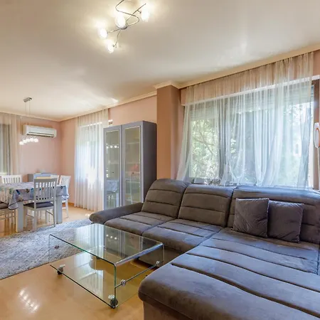 Apartman Sea Garden Flat With Private Parking